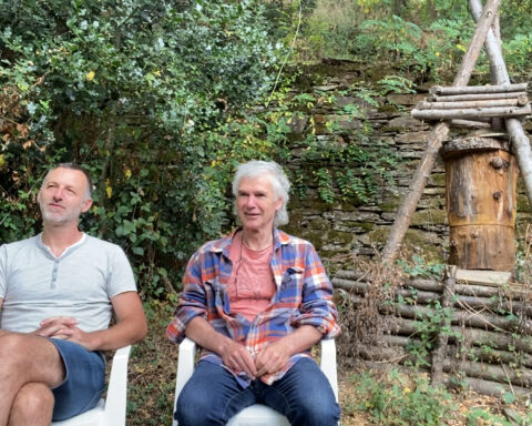 Bernard Bertrand et Stéphane Bonnet devant une ruche tronc tripode