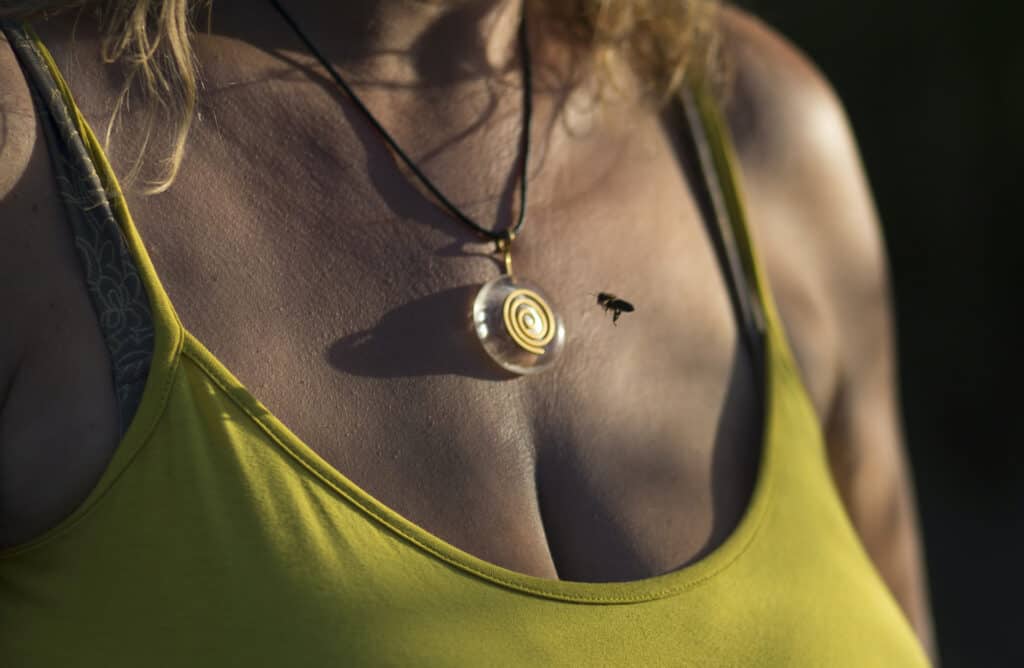 Abeille sur poitrine de Sandira Belia