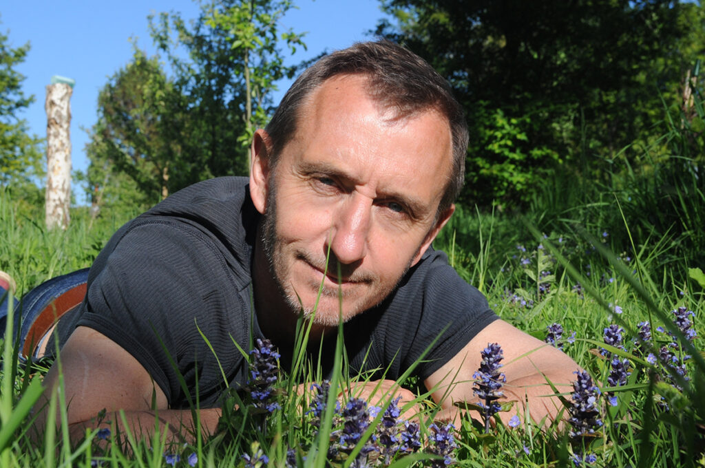 Dave Goulson est professeur de biologie à l'Université du Sussex, spécialisé dans l'écologie des abeilles. Il a publié plus de 300 articles scientifiques sur l'écologie et la conservation des bourdons et autres insectes. Il a fondé le Bumblebee Conservation Trust en 2006, une organisation caritative qui compte désormais 12 000 membres.