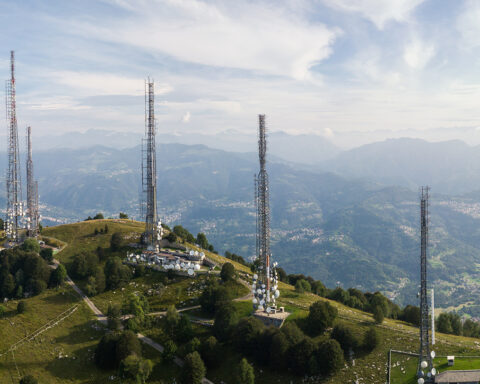 Paysage avec antennes de relai