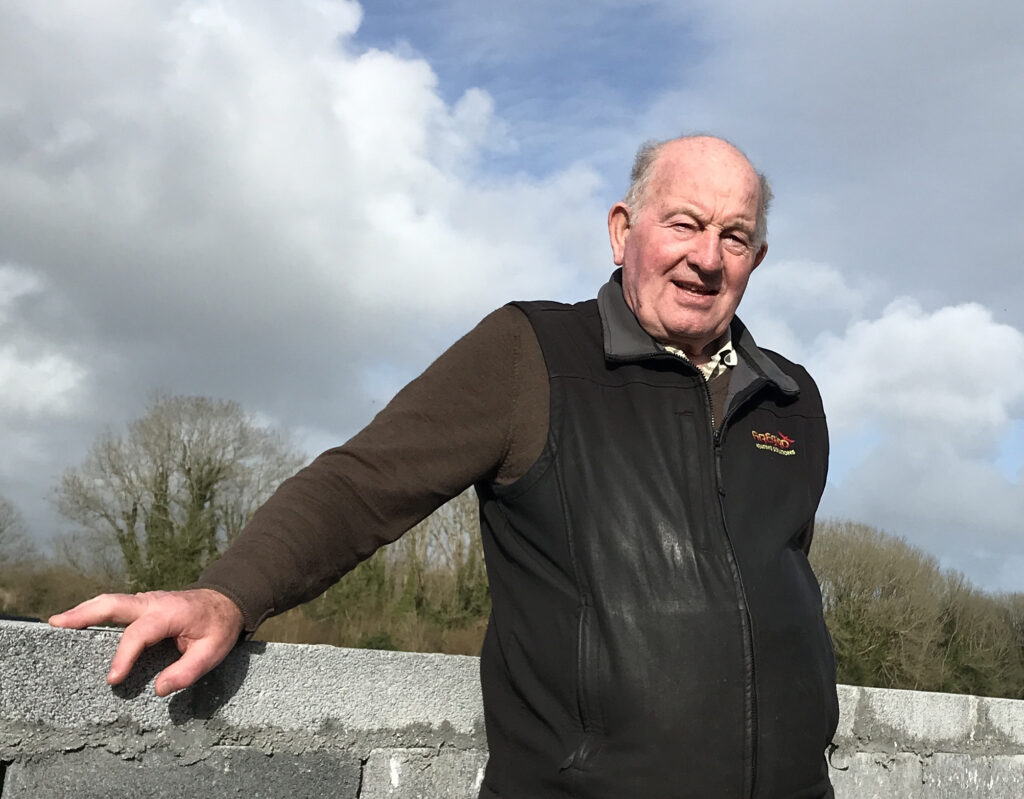 Sean Osbourne dans le Connemara 
 « maître » éleveur 
et conservateur de l’abeille native 
irlandaise. ©Vincent Douarre