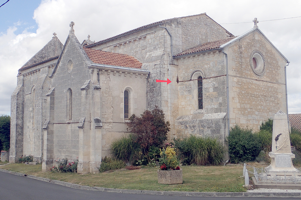 L’église de Saint-Simon-de-Bordes, de style roman, date du XIIe siècle. La flèche rouge pointe la colonie d’abeilles mellifères logée dans le mur sud. Photo : ©Vincent Albouy.