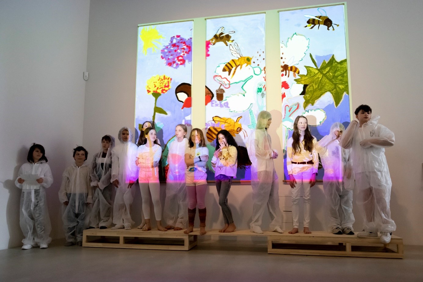 Performance artistique des enfants de l’école communautaire du Campus Rütli (appelés « Jaguars ») dans le cadre de l’exposition U JUUM BÁALAM KAAB, le bourdonnement de l’abeille gardienne à Spore Initiative. Photo © Spore Initiative