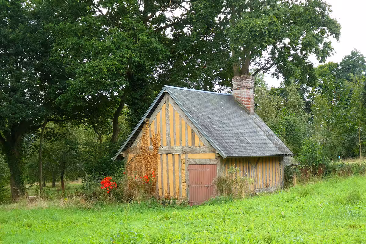 55. Ancienne boulangerie en torchis et colombages avec soubassement en grès dans l’enceinte d’une ferme des siècles passés dans l’Orne.