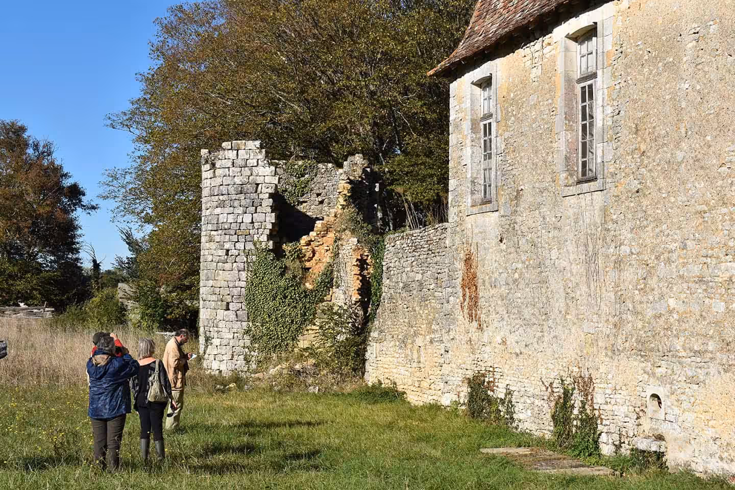 Veilleurs d'Abeilles lors d'un suivi autour de l'Abbaye Royale de La Réau (Vienne). Photo ©J-C Poupart