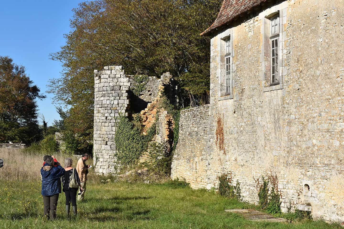 Veilleurs d'Abeilles lors d'un suivi autour de l'Abbaye Royale de La Réau (Vienne). Photo ©J-C Poupart