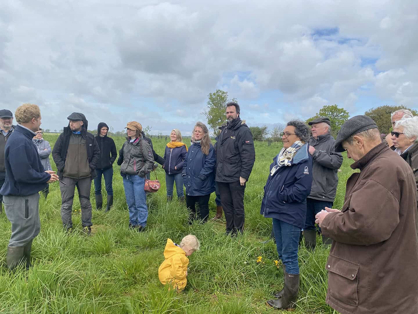 Un petit groupe de "Veilleurs d’Abeilles" au départ d'une observation collective. Photo ©J-C Poupart