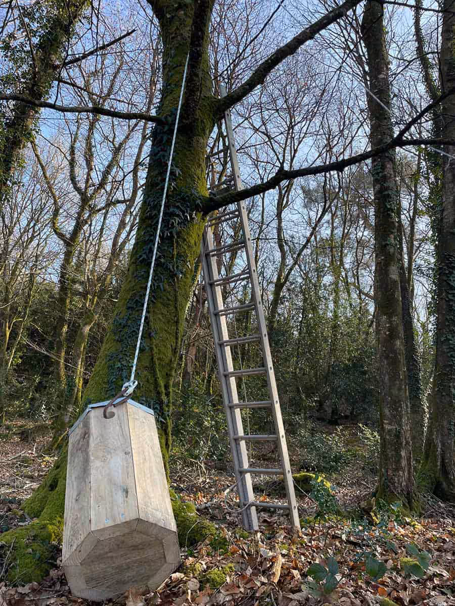 Un nichoir de ce volume représente un poids et un encombrement assez important. Il faut impérativement prendre des précautions lors de son installation en hauteur.